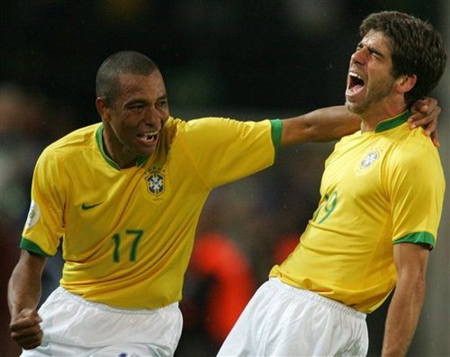 Gilberto celebrates with Juninho