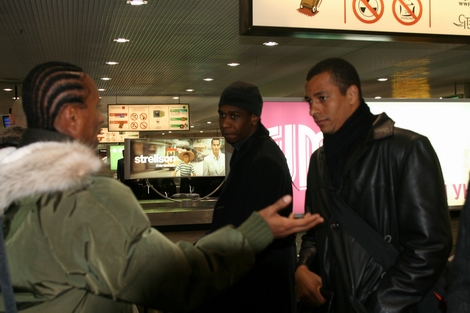 Gilberto meets fans at the airport